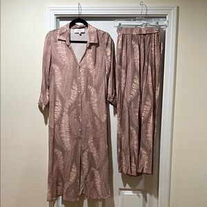 Hawaiian Leaf Patterned Women's top and matching pants with pockets. Flowy.
